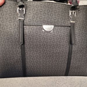 GUESS!!! LARGE GUESS BLACK PURSE.